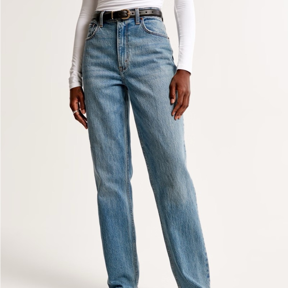 Abercrombie & Fitch Curve Love Ultra High Rise 90’s Straight Leg Jean in Medium